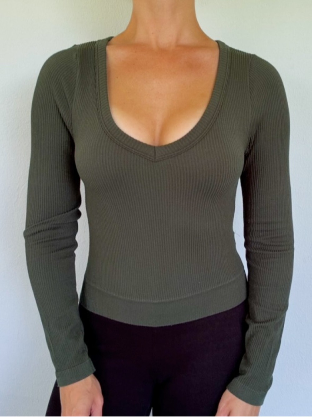 Charlotte Russe dark forest green stretch ribbed knit v-neck top size medium